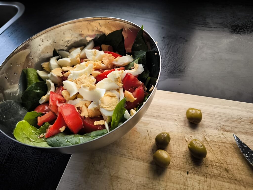 🥗 Cómo hacer una Ensalada de Espinacas de mi Huerto Urbano, con tomates y atún 🥗 19 aceitunas para ensalada de espinacas
