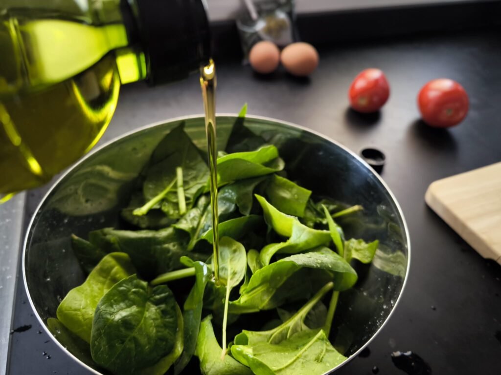 🥗 Cómo hacer una Ensalada de Espinacas de mi Huerto Urbano, con tomates y atún 🥗 14 aliñar ensalada de espinaca y tomates