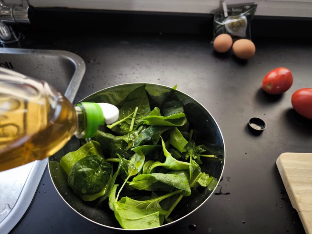 🥗 Cómo hacer una Ensalada de Espinacas de mi Huerto Urbano, con tomates y atún 🥗 15 aliño de ensalada de espinaca