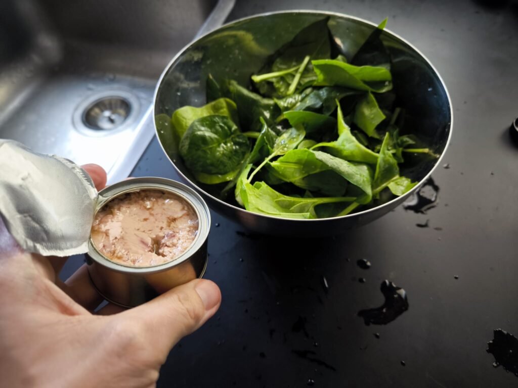 🥗 Cómo hacer una Ensalada de Espinacas de mi Huerto Urbano, con tomates y atún 🥗 16 añado el atún en la ensalada de espinacas