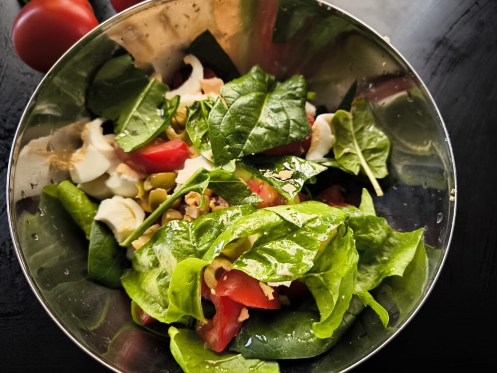 🥗 Cómo hacer una Ensalada de Espinacas de mi Huerto Urbano, con tomates y atún 🥗 22 ensalada de espinacas completa