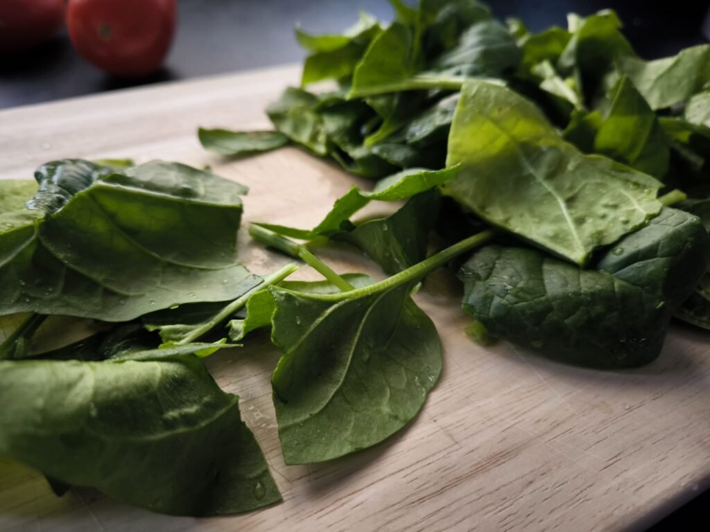 🥗 Cómo hacer una Ensalada de Espinacas de mi Huerto Urbano, con tomates y atún 🥗 12 preparando ensalada de espinacas