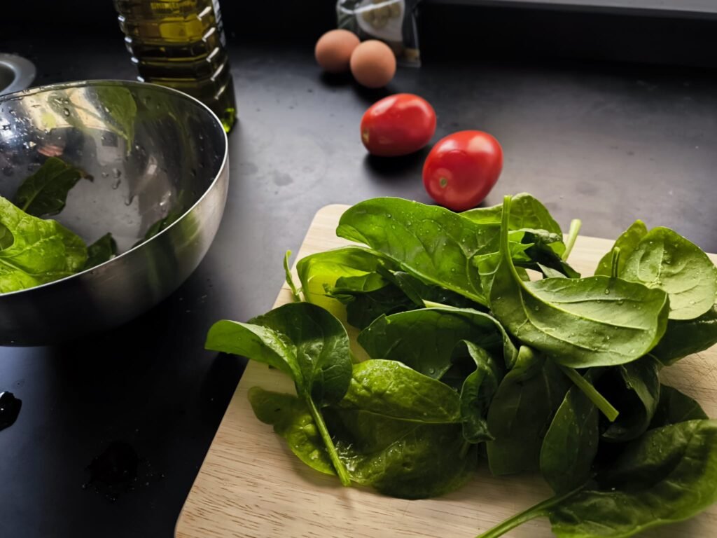 🥗 Cómo hacer una Ensalada de Espinacas de mi Huerto Urbano, con tomates y atún 🥗 11 preparando la ensalada de espinacas