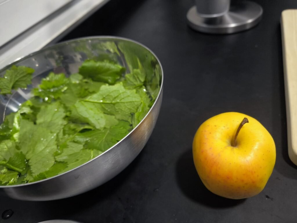 🥬 Receta de Ensalada de Hojas de Mostaza Blanca: de mi Huerto a la Mesa 🥬 13 Ensalada de hojas de mostaza blanca con manzana
