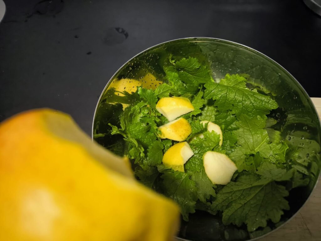 🥬 Receta de Ensalada de Hojas de Mostaza Blanca: de mi Huerto a la Mesa 🥬 15 Ensalada de hojas de mostaza común con manzana