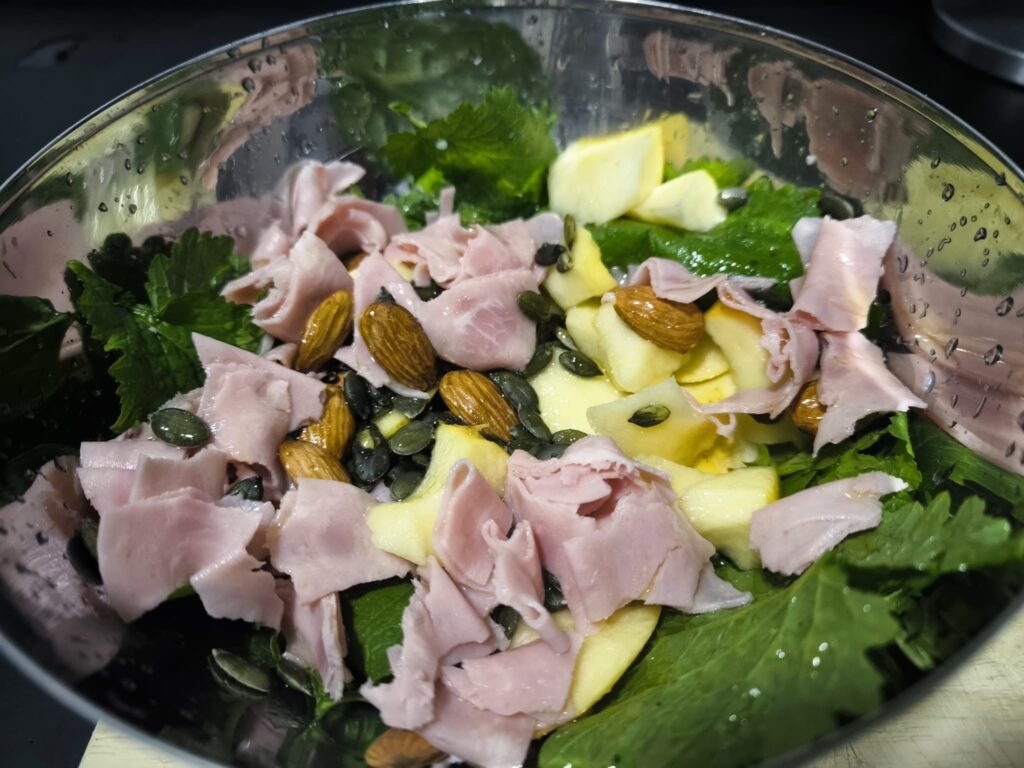 🥬 Receta de Ensalada de Hojas de Mostaza Blanca: de mi Huerto a la Mesa 🥬 18 Ensalada preparada de hojas verdes de mostaza blanca