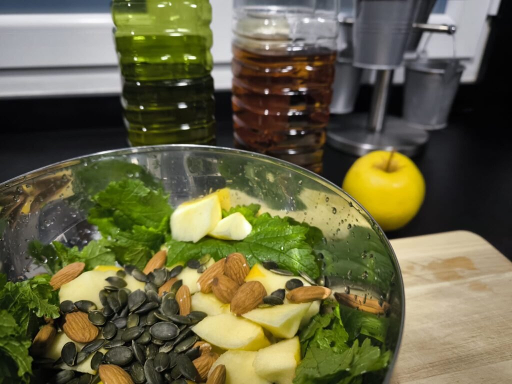 🥬 Receta de Ensalada de Hojas de Mostaza Blanca: de mi Huerto a la Mesa 🥬 19 aliño de ensalada de hojas de mostaza blanca