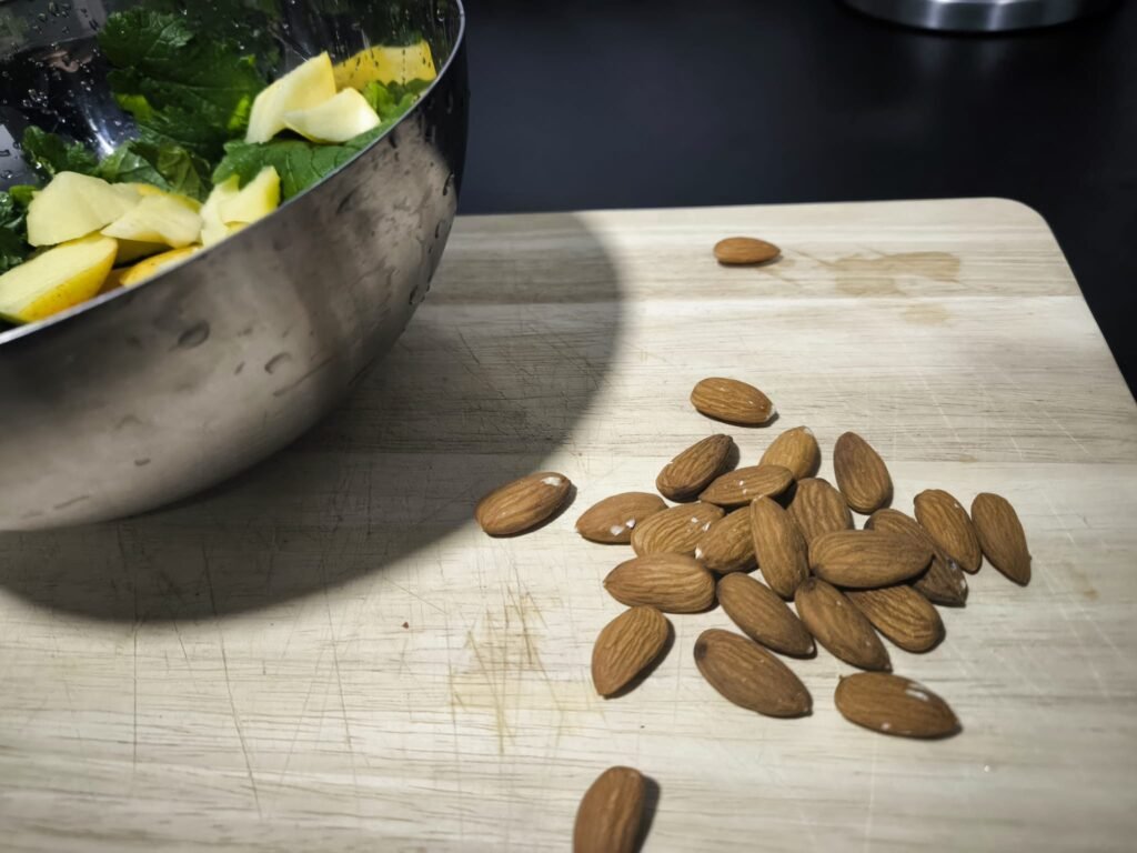 🥬 Receta de Ensalada de Hojas de Mostaza Blanca: de mi Huerto a la Mesa 🥬 16 almendras para ensalada de hojas de mostaza blanca