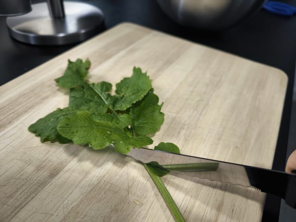 🥬 Receta de Ensalada de Hojas de Mostaza Blanca: de mi Huerto a la Mesa 🥬 12 corte hojas de mostaza común para ensalada