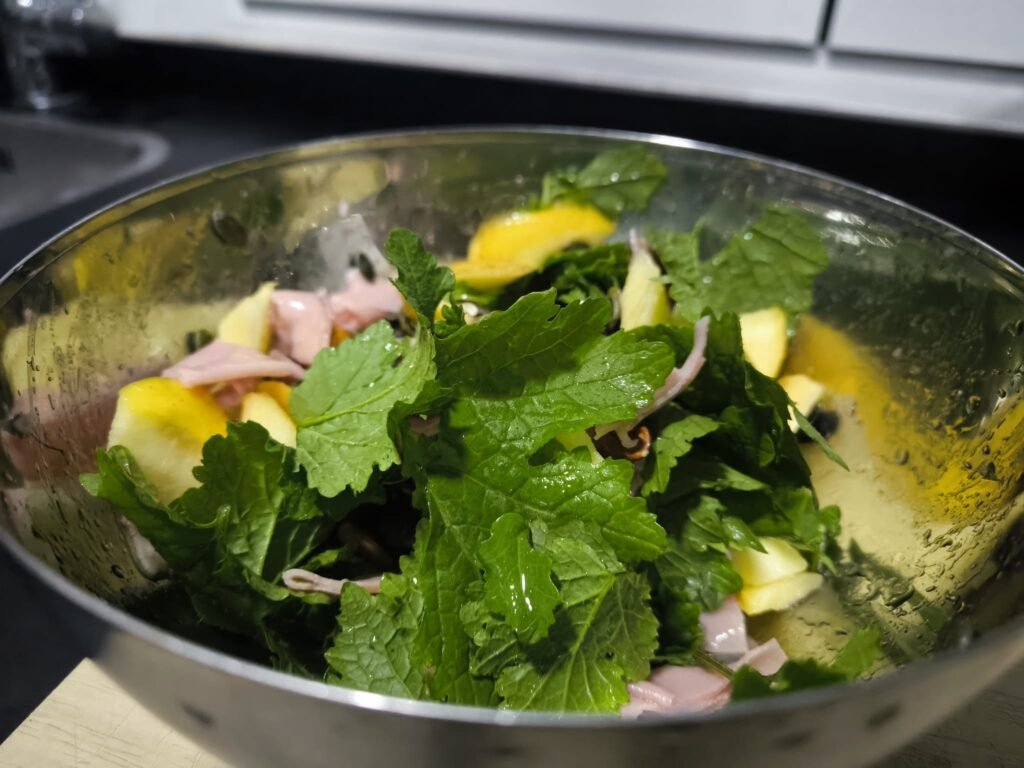 🥬 Receta de Ensalada de Hojas de Mostaza Blanca: de mi Huerto a la Mesa 🥬 20 ensalada de hojas verdes de mostaza blanca