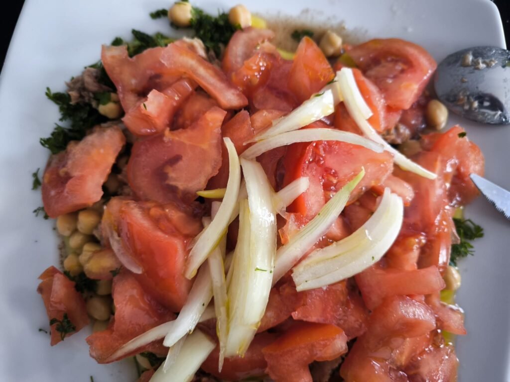 🥗 Ensalada de garbanzos con perifollo: una receta fresca y saludable desde mi huerto urbano 14 ensalada de garbanzos con perifollo