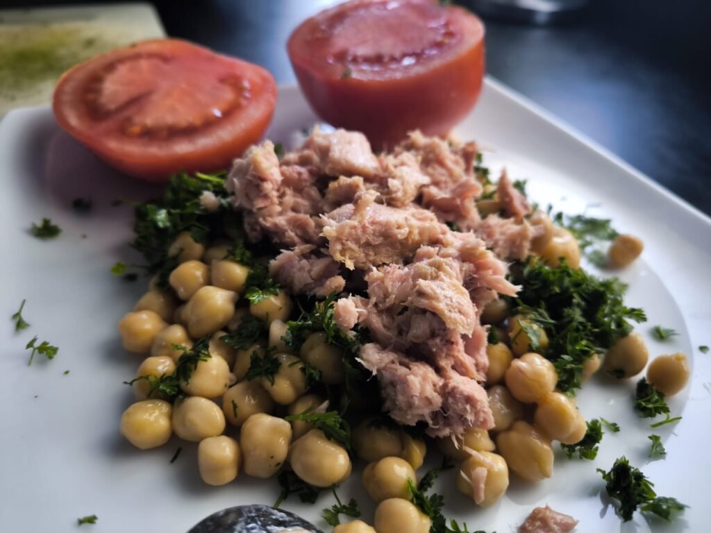 🥗 Ensalada de garbanzos con perifollo: una receta fresca y saludable desde mi huerto urbano 10 ensalada de garbanzos con perifollo