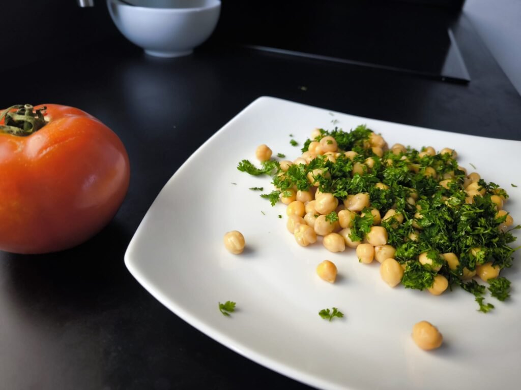 🥗 Ensalada de garbanzos con perifollo: una receta fresca y saludable desde mi huerto urbano 13 preparando garbanzos con perifollo